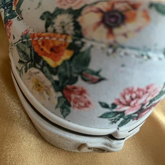 Floral Vans. Super cute. Purchased last year at an outlet in Gatlinburg, TN. - Picture 7 of 9